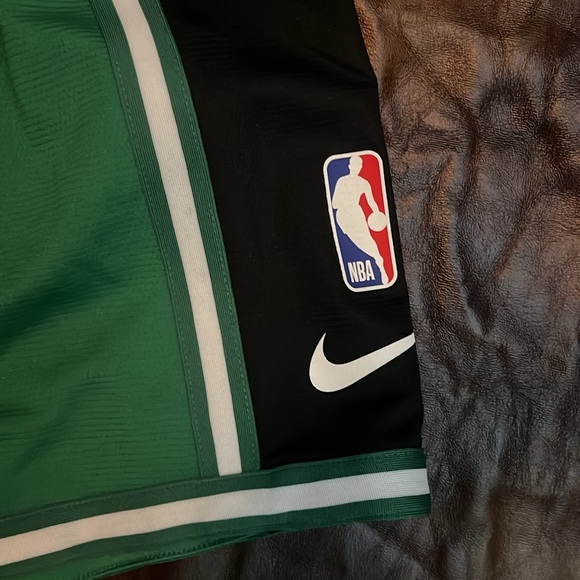 Celtics full uniform plus 2 hats - Picture 11 of 15